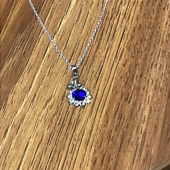 Jewelry - Blue sapphire Style Gemstone encased in 9 CZ style diamonds Beautiful Vintage